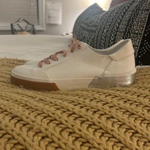 NWOT Dolce Vita Zalika Sneaker Size 9